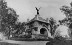 John Ericssons mausoleum, på en kulle vid Daglösens strand i Filipstad, Värmland.Invigt 1895. Utfört av Hans Hedlund och Yngve Rasmussen.