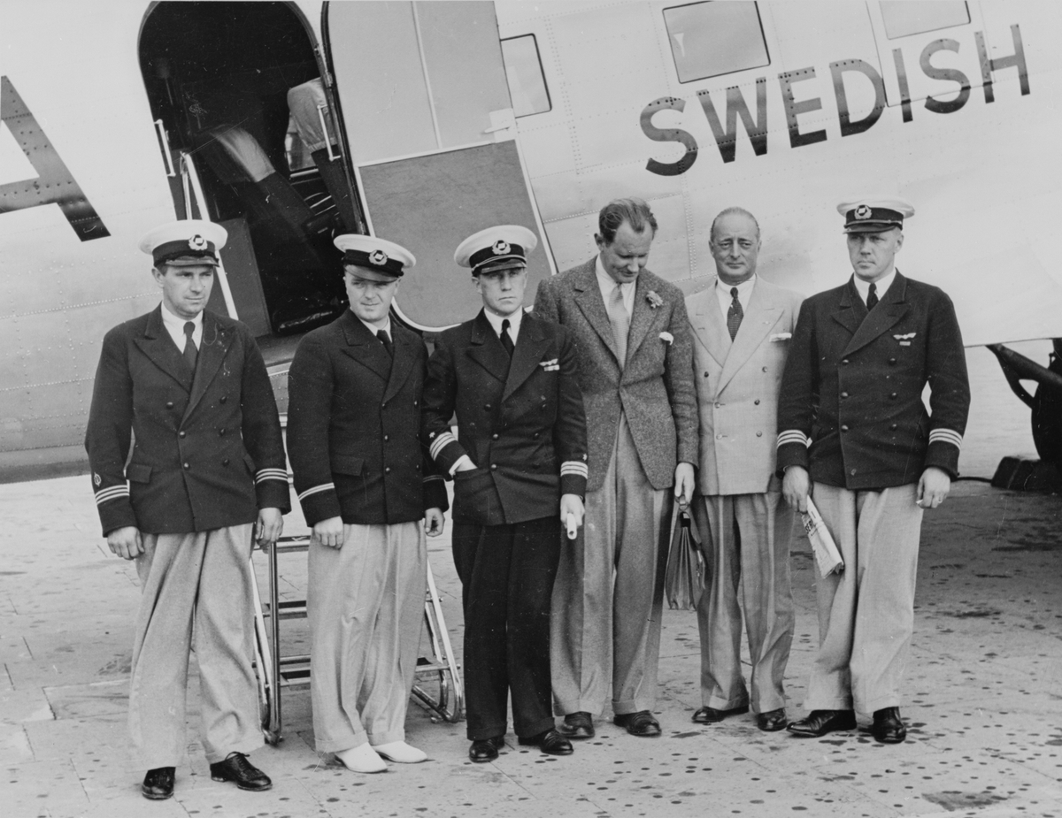 Flygkapten G.G.Lindow längst till höger. Ev. Carl Florman näst längst till höger i bild. AB Aerotransport.