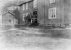 Handlaren Moslings hus i Elvegaard, Sjornenfjord, Norge. Geschwornen Henriksen, bergmästare Bakke, Ing. A. Jacobi och kommerserådet Norström.