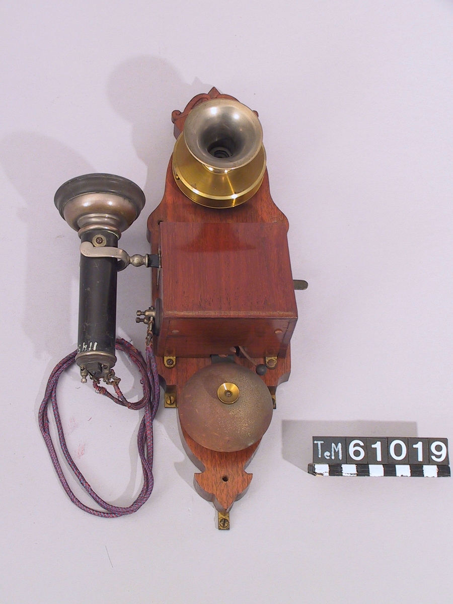 Telefonapparat, pulpetapparat, galvanisk, för lokalbatteri. Försöksmodell.
