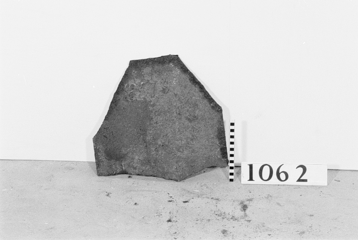 Rågjutet avsett till ugnshäll. s.p.s. 3926. Utgör en del av en slät ugnshäll.