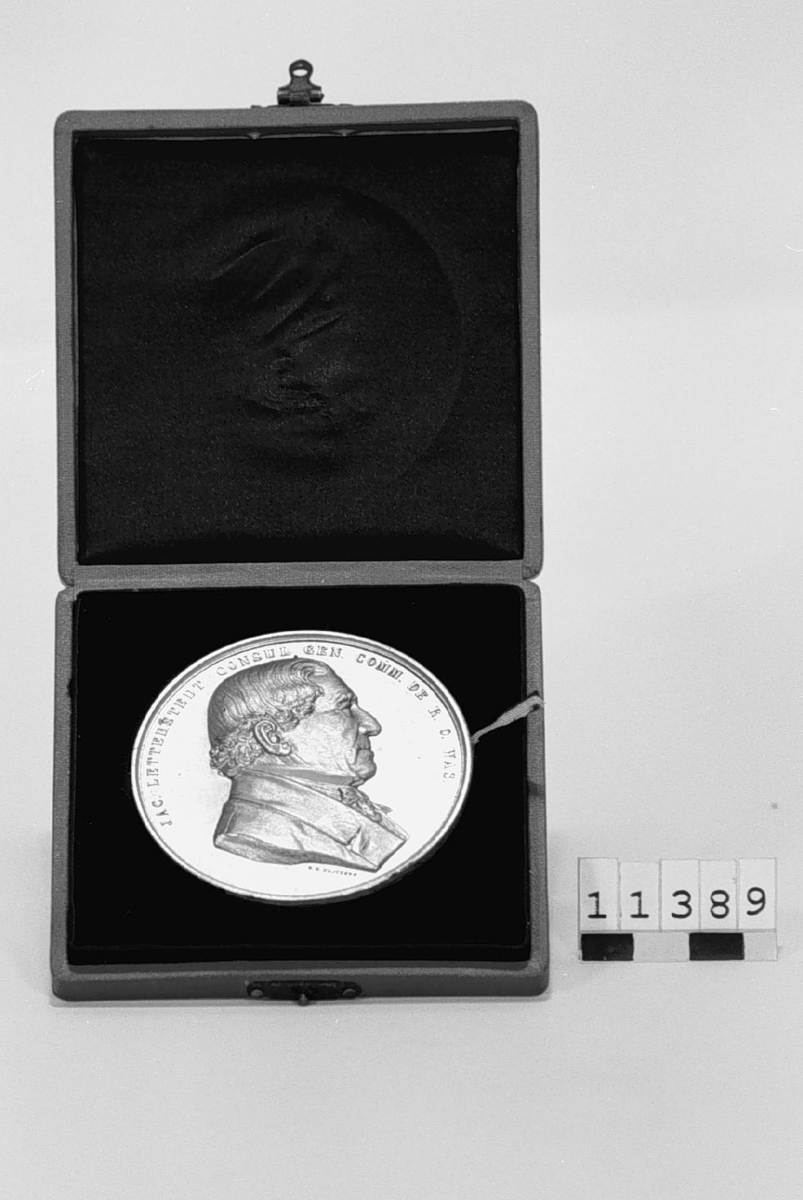 Medalj i mässing över Jakob Letterstedt, född 1796, död 1862. Tjocklek 2 mm. Slagen av Vetenskapsakademien 1861, för att utdelas åt dem, vilka akademien tillerkänt Letterstedtska priset. Med hållare på baksidan för fastsättning i skiva. I etui. Åtsidan: Porträtt i lågrelief av J. Letterstedt höger profil samt text: "JAC. LETTERSTEDT CONSUL GEN. COMM. DE R. O. Was". Endast medaljerad åtsida finnes. Signerad: J.E. Ericsson.