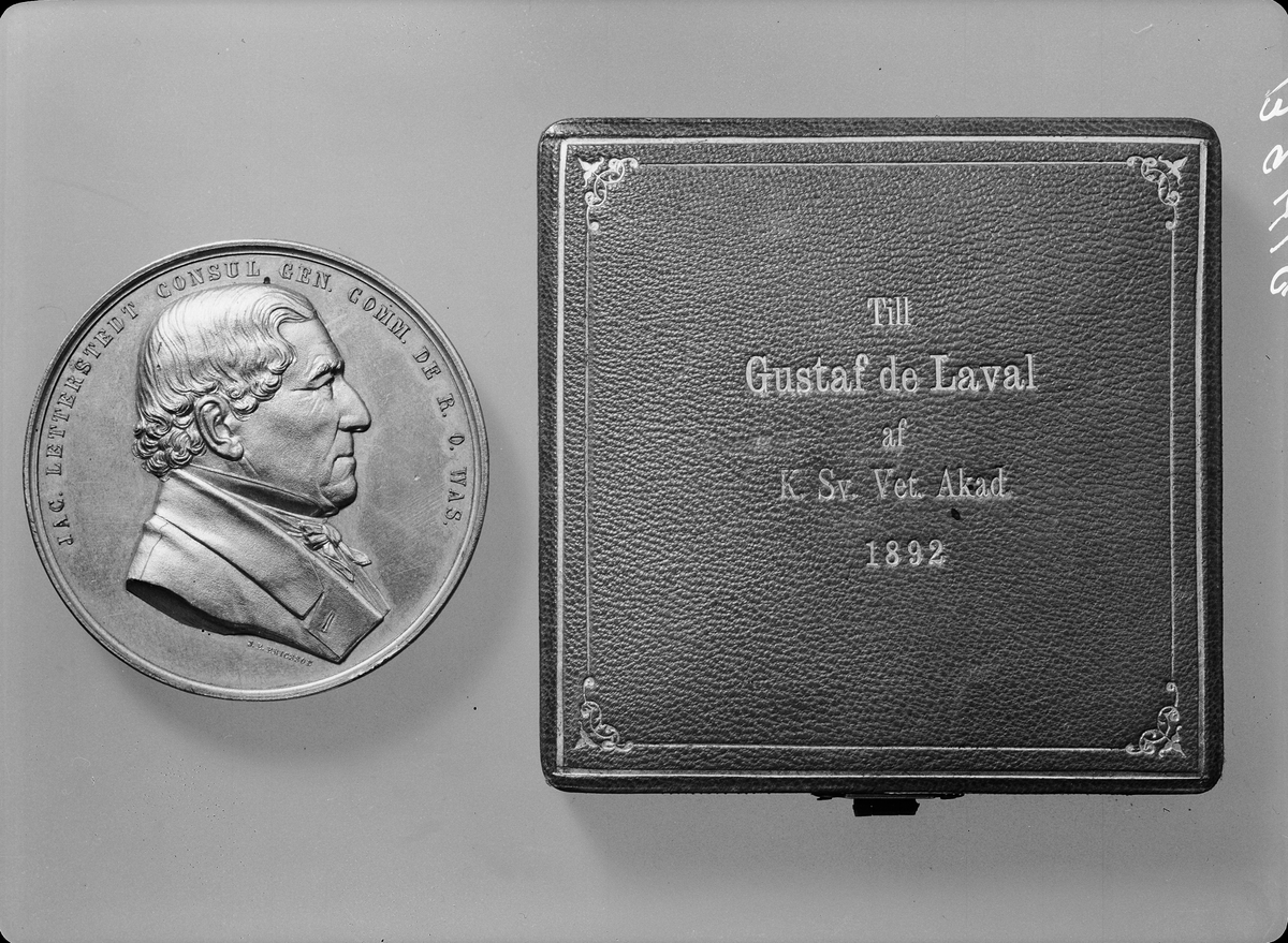 Medalj i mässing över Jakob Letterstedt, född 1796, död 1862. Tjocklek 2 mm. Slagen av Vetenskapsakademien 1861, för att utdelas åt dem, vilka akademien tillerkänt Letterstedtska priset. Med hållare på baksidan för fastsättning i skiva. I etui. Åtsidan: Porträtt i lågrelief av J. Letterstedt höger profil samt text: "JAC. LETTERSTEDT CONSUL GEN. COMM. DE R. O. Was". Endast medaljerad åtsida finnes. Signerad: J.E. Ericsson.