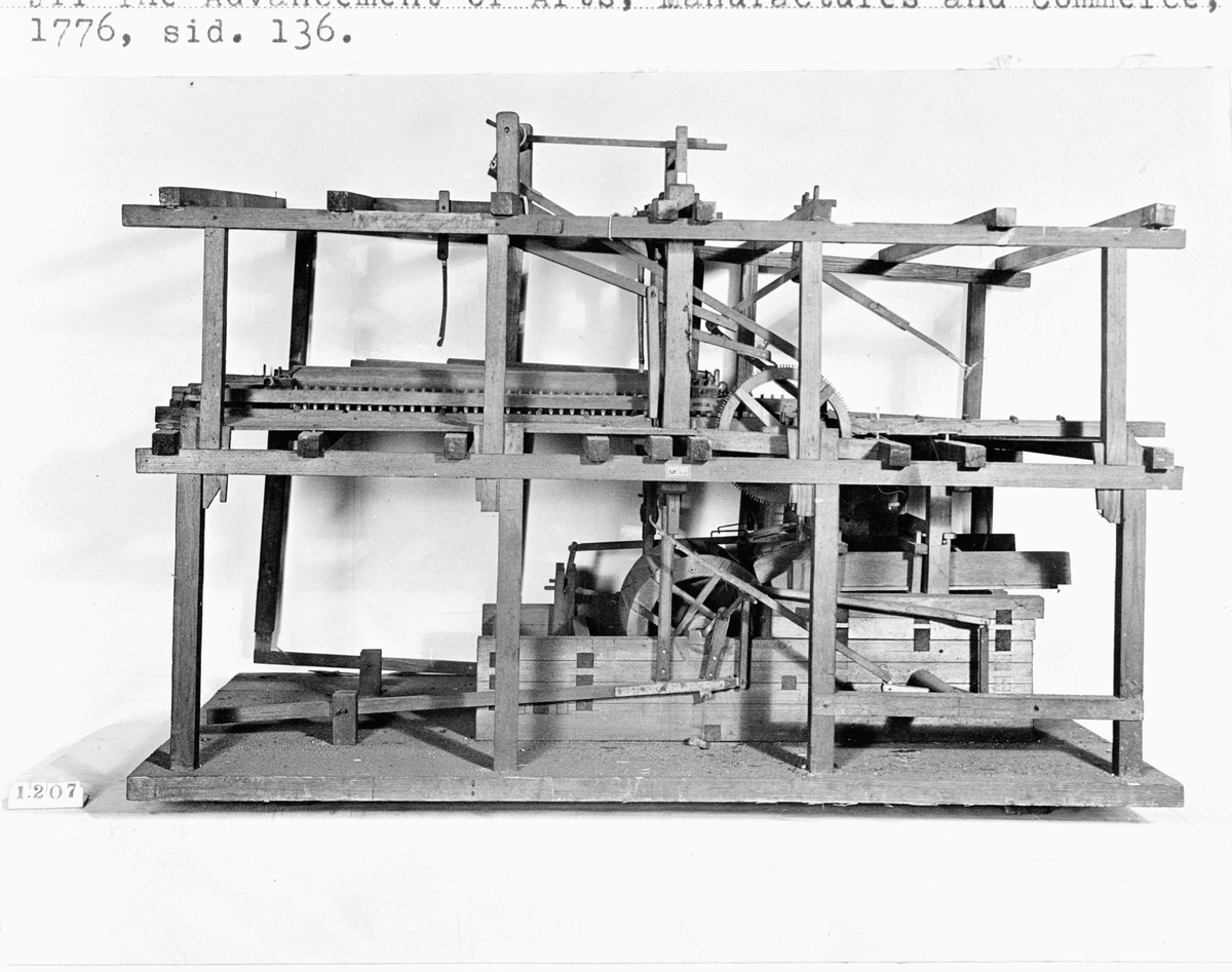 Modell av finbladig brädsåg. Text på föremålet: "N:o 295. Modell på Finbladig Såg. Inventerad af framledne Directeurn Norberg. N:o 172. B-d-9".