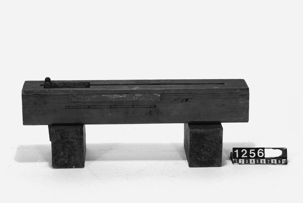Modell av kinesisk oljepress. Text på föremålet: "N:o 134.XII.34 F-a-d-11". I Jonas Norbergs förteckning från 1779 beskrivs modellen på följande sätt: "Modell på en Chinesisk Oljopress , hemförd i dess rätta storlek från China, och beskrefven i Kongl. Vettenskaps=Academiens Handlingar för år 1767, 4:de Quartalet. Af Herr Capit. Ekeberg."