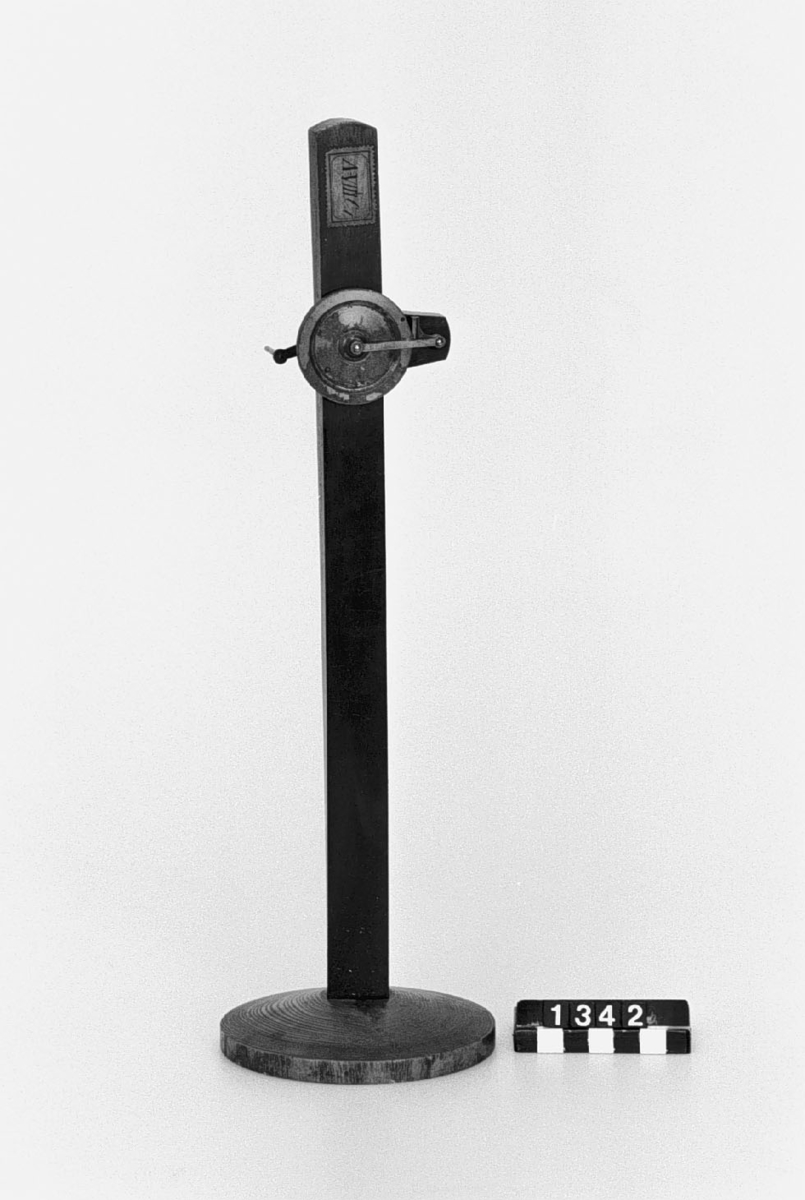 Modell av hjul med bromsback. Text på föremålet:"Hultgren", på undersidan.