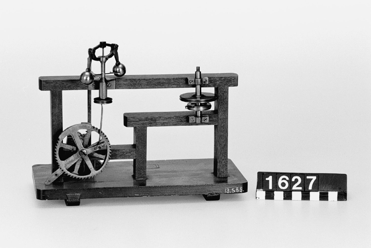 Modell för demonstration av centrifugalregulator. Av trä. Etikett: "A.VI.B.II". Märkt: "372". Defekt.
