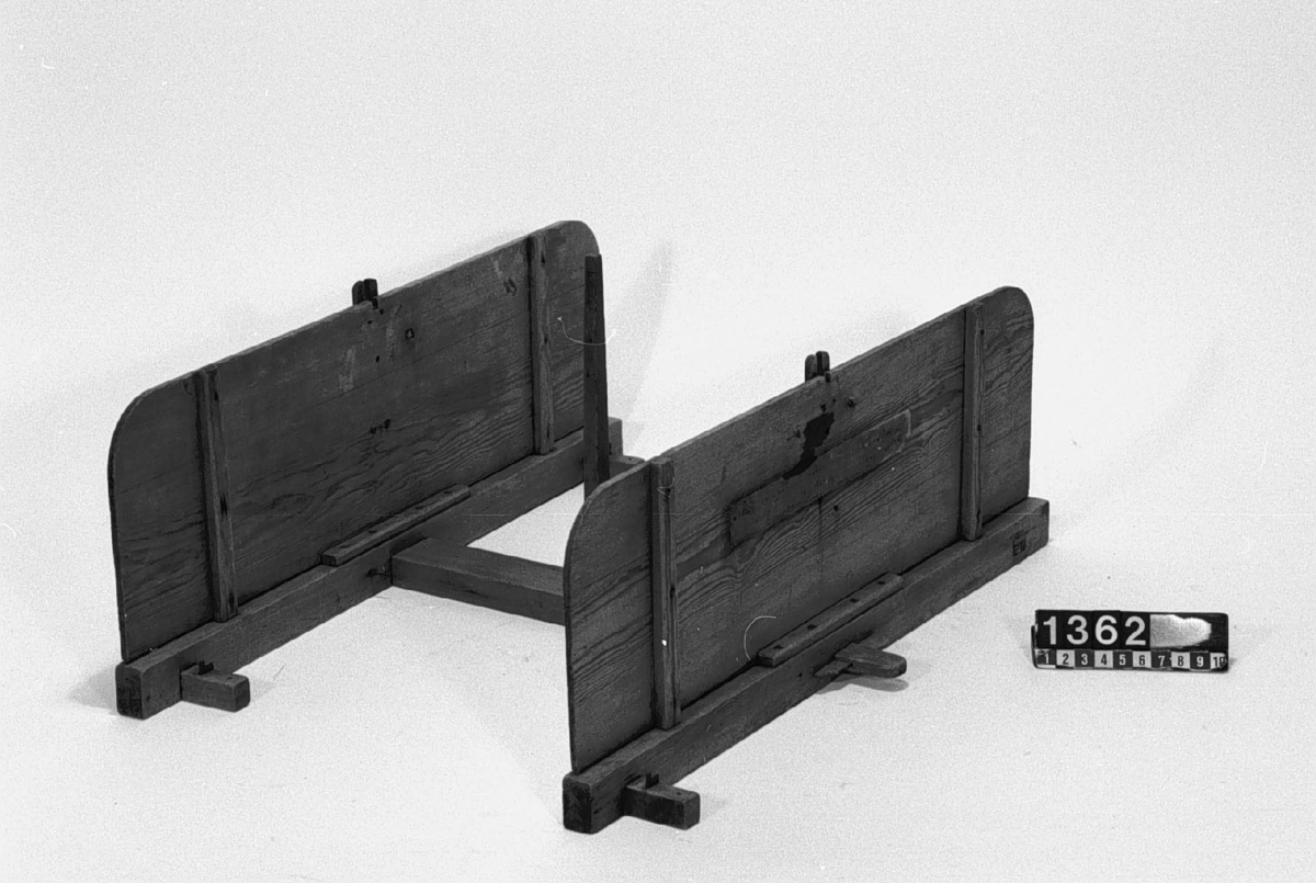 Modell av sädesrensningsmaskin. Text på föremålet: "N:o 157. Modell på ..... Machin som N:o 81. Men des ställning ändrad ock förbättring Af Capit. Norberg". I Jonas Norbergs förteckning från 1779 jämförs modellen med en annan sädesrensningsmaskin som inte längre finns kvar i samlingen. Denna maskin var uppfunnen av greve Cronstedt. Jonas Norberg anpassade själv denna maskin för att få plats i låga sädesbodar.