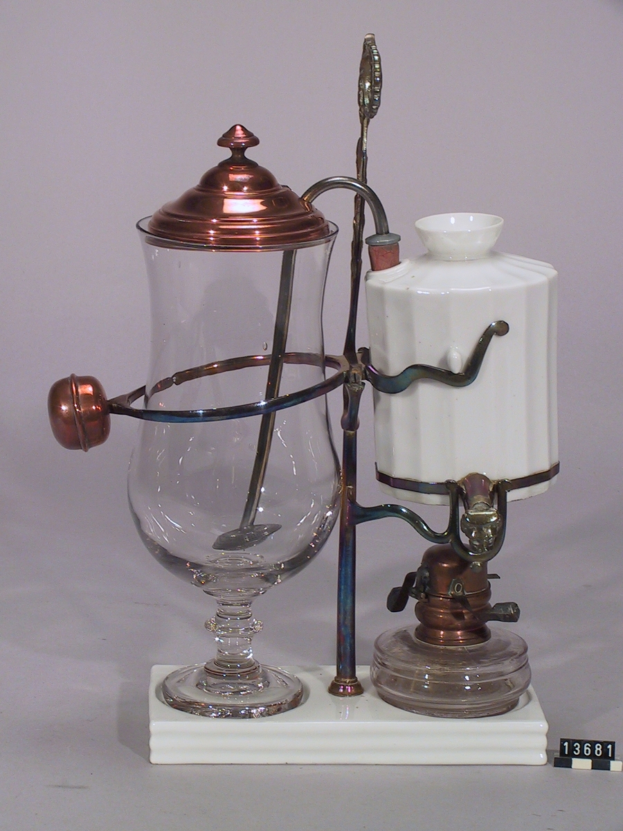 Kaffebryggningsapparat med automatisk släckning av spritlampan då brygden är färdig. Bestående av sju delar.
Malet kaffe läggs i den stora glasbehållaren och vatten fylls i porslinsbehållaren. Brännaren med lysfotogen tänds och vattnet hettas upp. Ångtrycket i porslinsbehållaren pressar ut det heta vattnet till glasbehållaren där det blandas med kaffet. När allt vatten är tömt ur porslinsbehållaren lättar den och ett lock faller över brännaren som då släcks. Porslinsbehållaren kallnar och suger tillbaka det färdigbryggda kaffet, sumpen blir kvar i glasbehållaren.