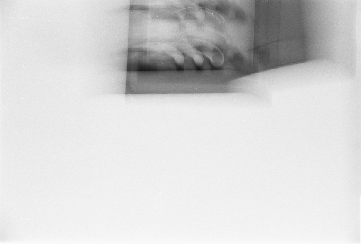 Gruppcentral med tre skenor och tre grupper. Jämte smältproppar av äldre typer. Djup: 130 mm.