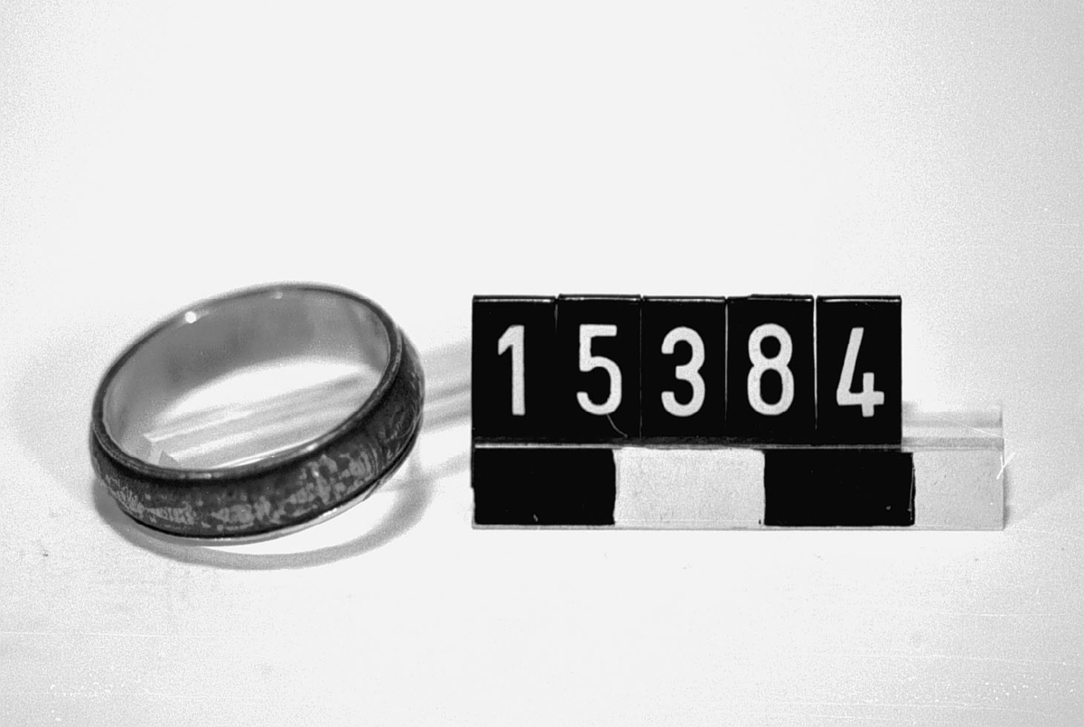 Den första civilingenjörsringen, från KTH. Stämplad: PA 3 kronor, 18K B M 6. Gravyr 1875-79.