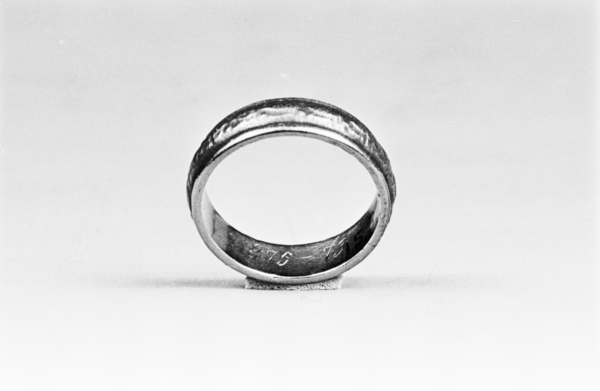 Den första civilingenjörsringen, från KTH. Stämplad: PA 3 kronor, 18K B M 6. Gravyr 1875-79.