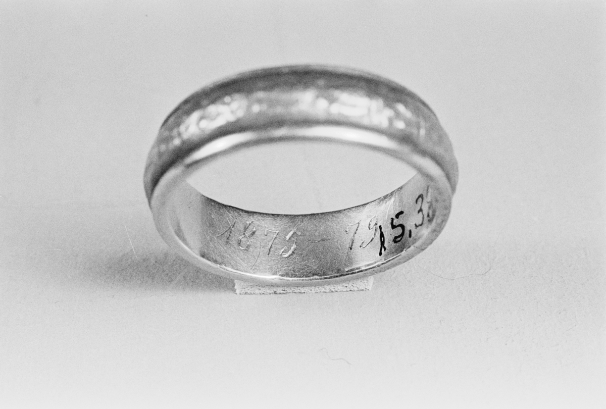 Den första civilingenjörsringen, från KTH. Stämplad: PA 3 kronor, 18K B M 6. Gravyr 1875-79.