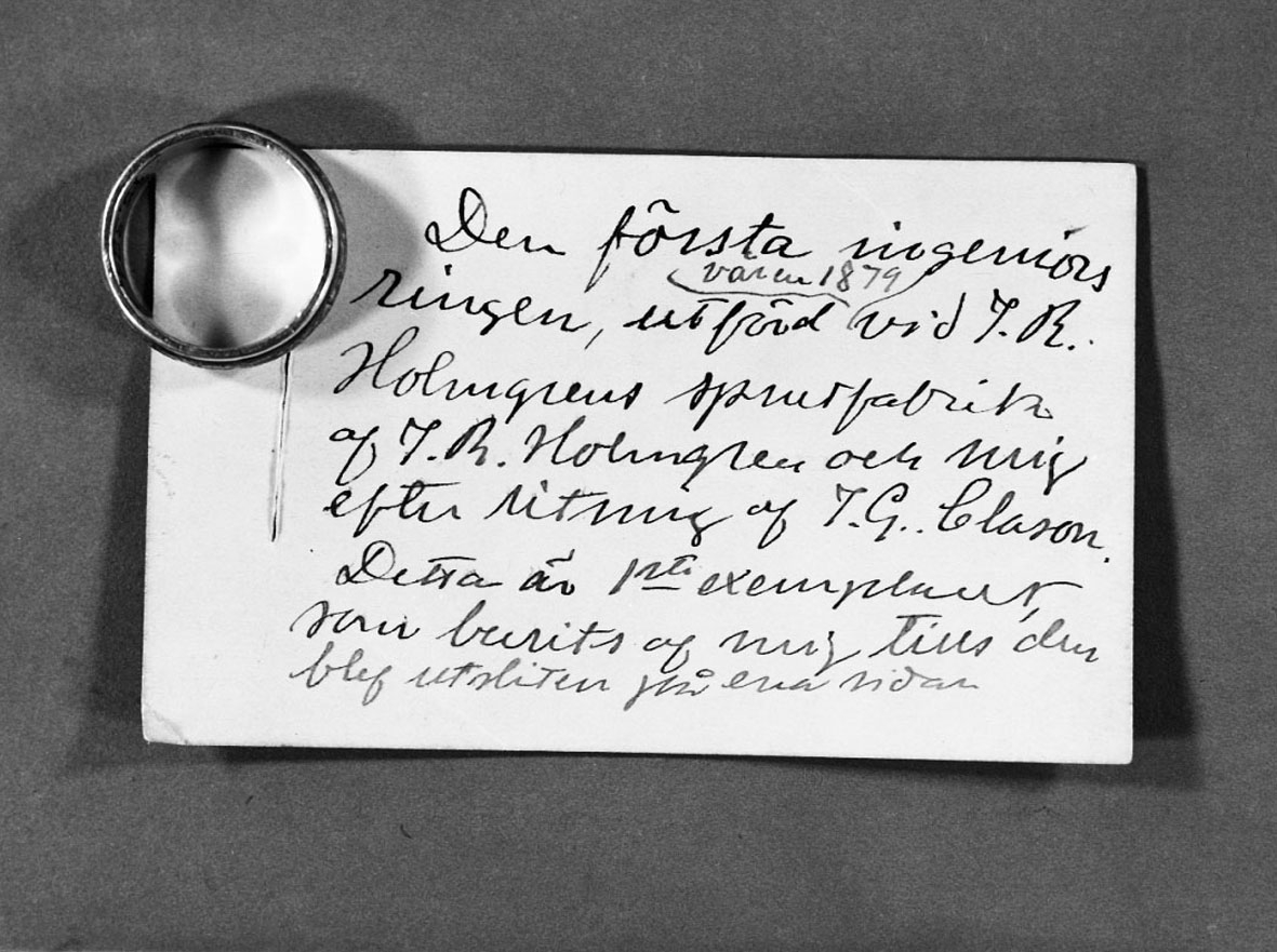 Den första civilingenjörsringen, från KTH. Stämplad: PA 3 kronor, 18K B M 6. Gravyr 1875-79.