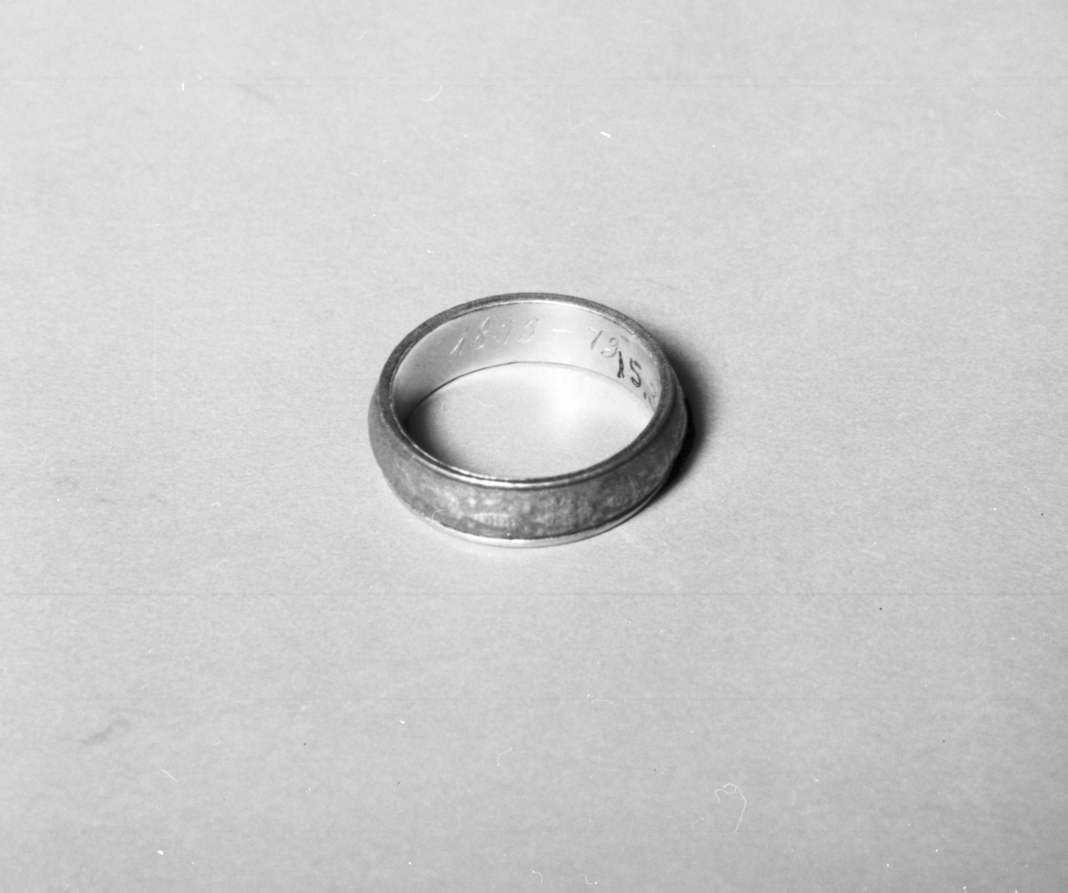 Den första civilingenjörsringen, från KTH. Stämplad: PA 3 kronor, 18K B M 6. Gravyr 1875-79.