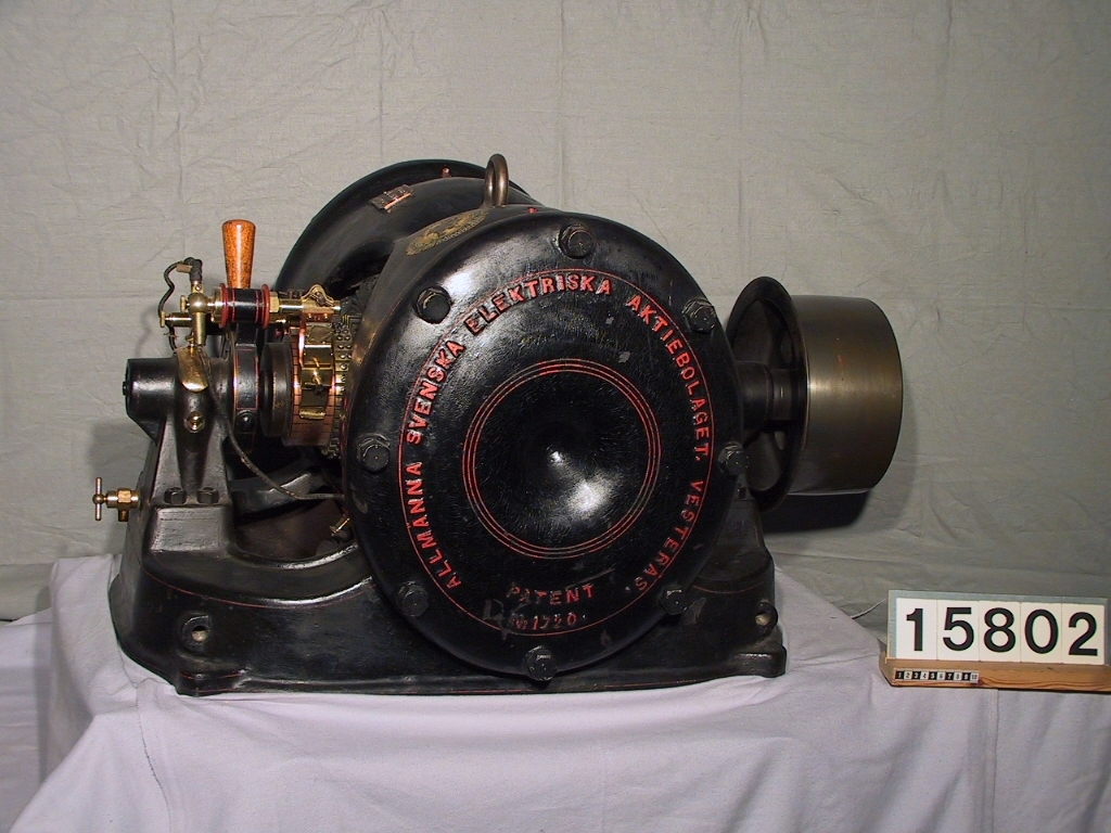 Skylt: "Motor No. 1720 Typ Mo Wenströms patent 110 volt 57 amp 6.9 hkr. 725 hv". Etikett i dekalkomani med bild av wenströms-dynamo. Solid järnmassa och inkapslad induktorlindning ger hög verkningsgrad.