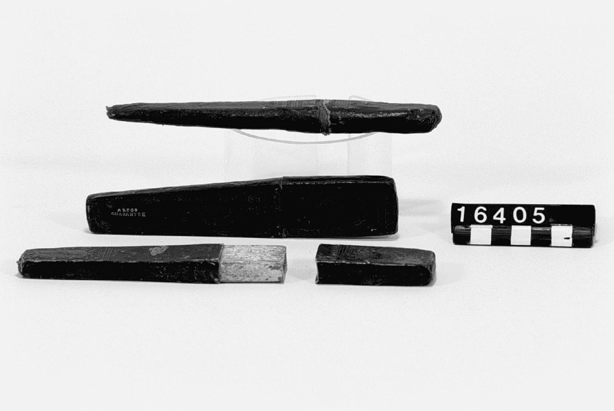 Tre fodral till rakknivar. Två av fodralen märkta "Gilbert Brothers Manufacturers Sheffield". Längd: 158-170 mm, bredd: 26-29 mm, höjd: 11-13 mm.