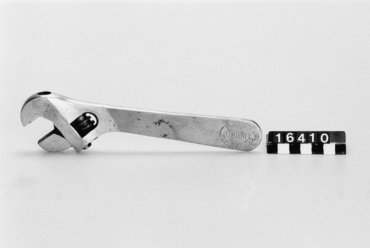 Skiftnyckel av äldre modell. "Enköpings Mek. Verkstad. Patent 2".