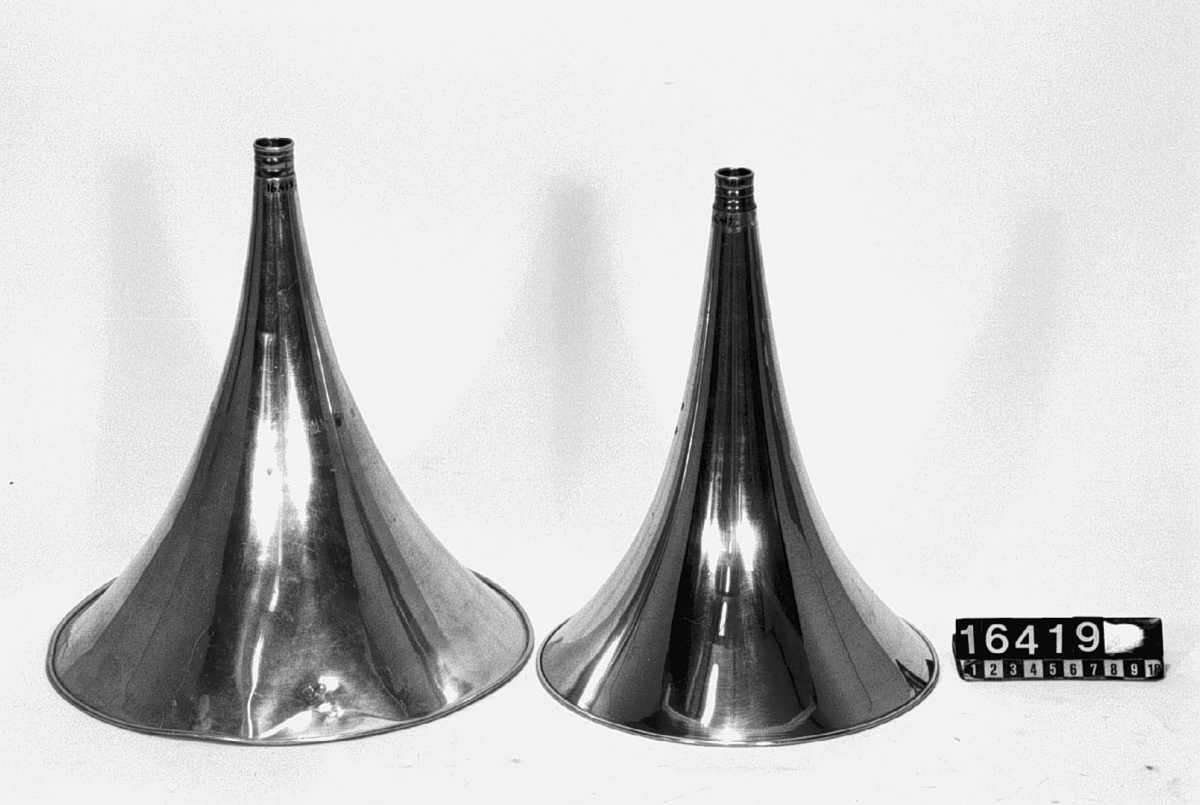 Två ljudtrattar av aluminium, för fonograf. Diameter: 210 och 250 mm.
