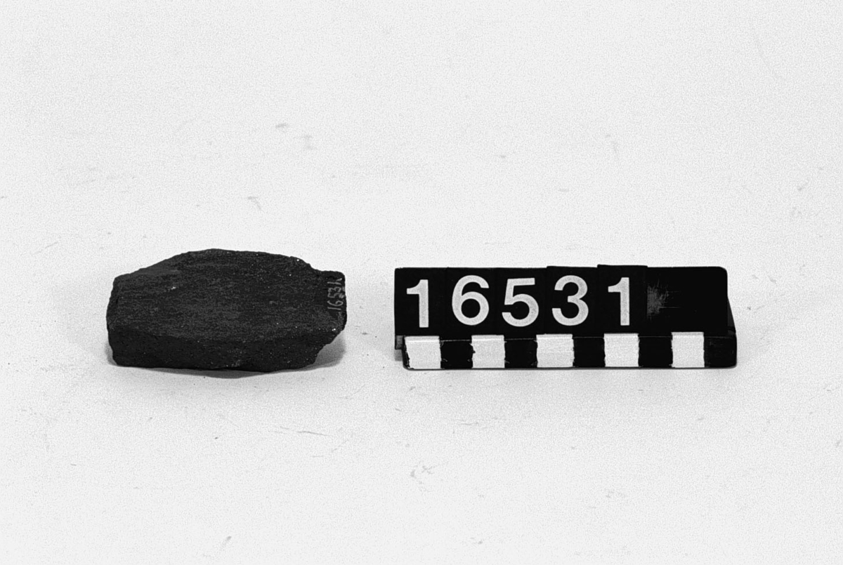 Svartmalm. Etikett: "No 64 Lindes Bergslag Öa Grufva".