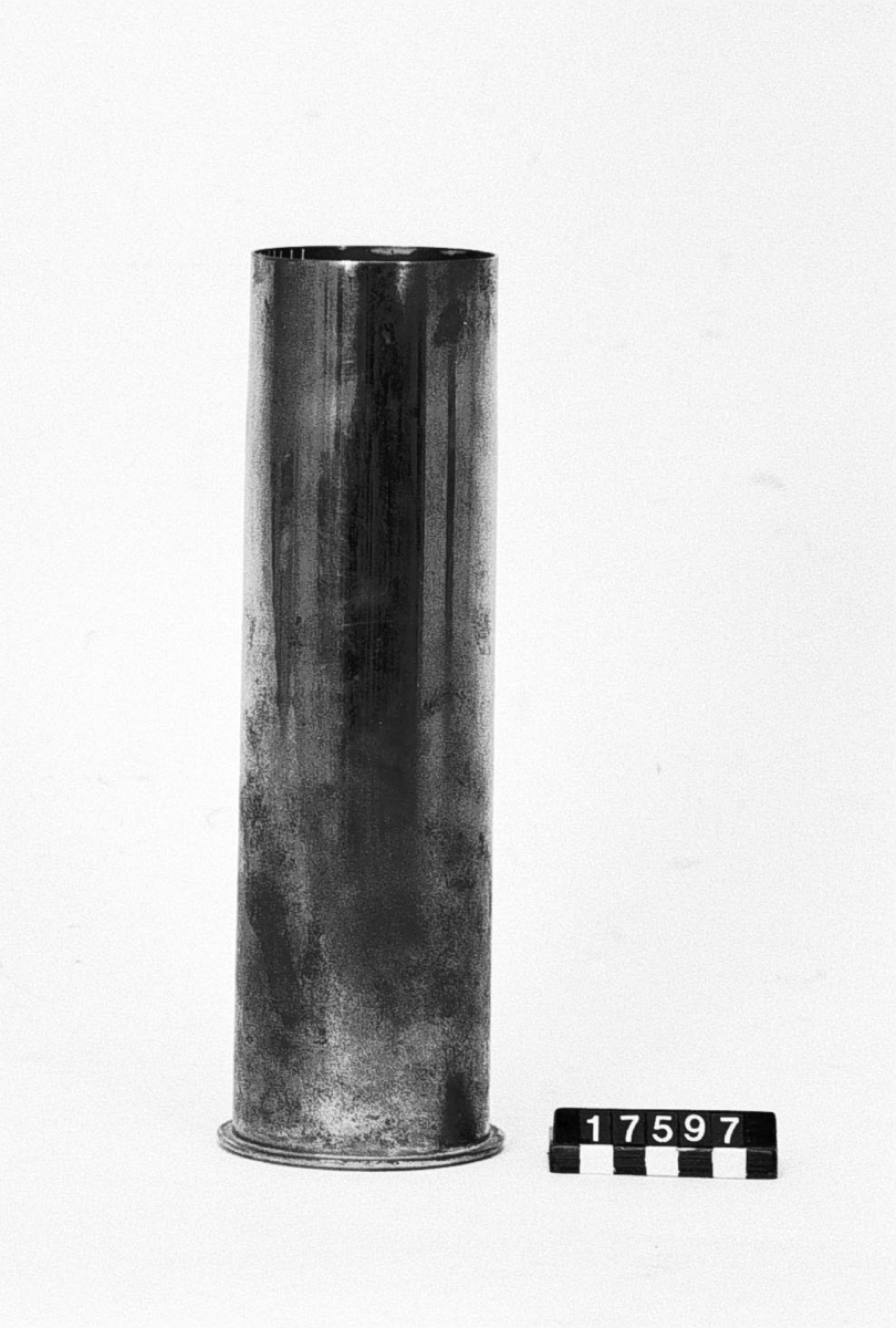 Två patronhylsor av pressat stål, till 75 mm Svensk kanon. Prov för att ersätta mässingshylsor.