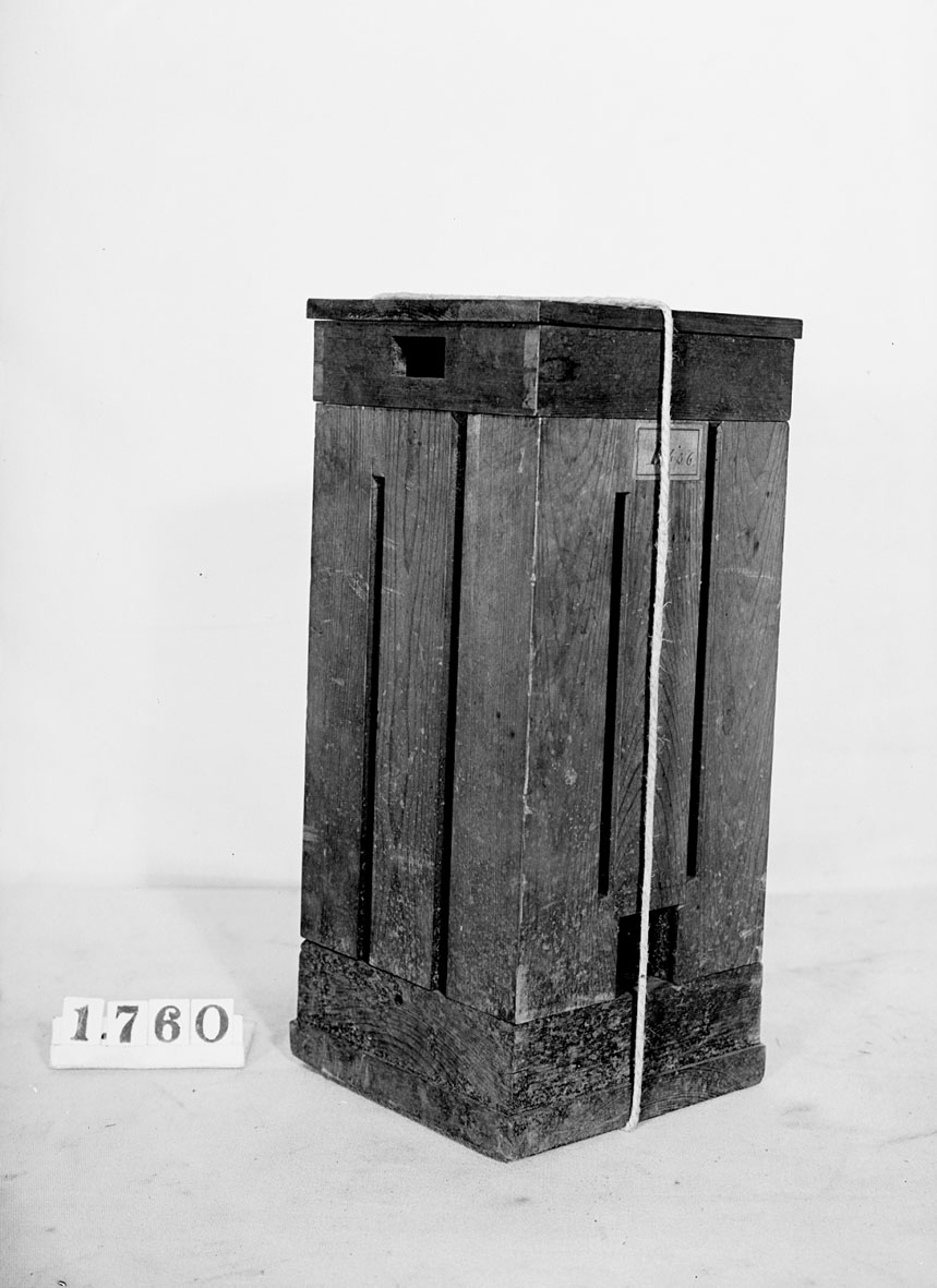 Modell av kakelugn med nio rör. Text på föremålet: "N:o 175. ........Presid. ...... Cronstedt. D.b.B.6.". I Jonas Norbergs förteckning från 1779 beskrivs modellen på följande sätt: "Modell på kakelugn med 9 rör, som gifver starck värma, och med förmån kan brukas uti stora Värkstäder eller torckhus."
