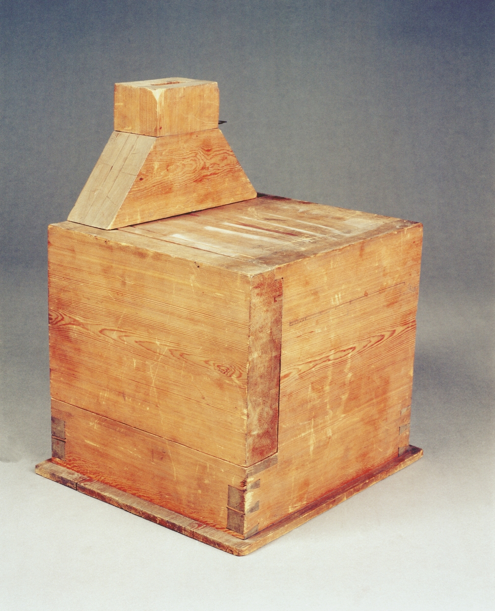 Modell av bakugn, vilken kan plockas isär i tre delar. Text på föremålet: "N:o 148. Modell på 2ne Bakugnar, med en och samma Eldning. Af Öfwer Intendenten m.m. Herr Grefwe Cronstedt. XVI.D.3. D.?".