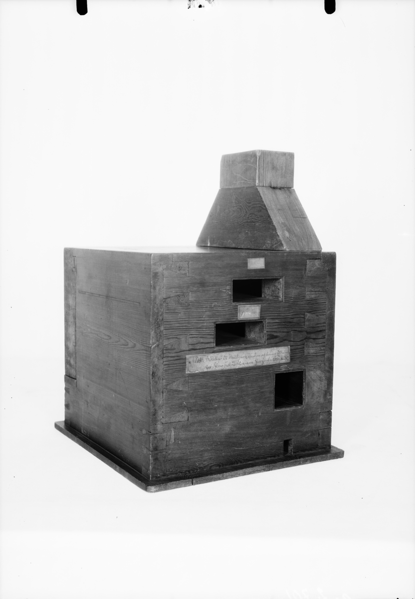 Modell av bakugn, vilken kan plockas isär i tre delar. Text på föremålet: "N:o 148. Modell på 2ne Bakugnar, med en och samma Eldning. Af Öfwer Intendenten m.m. Herr Grefwe Cronstedt. XVI.D.3. D.?".