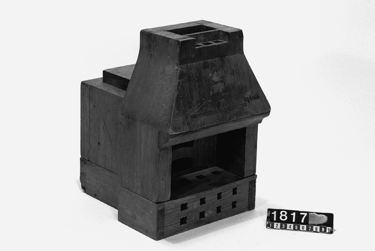 Modell av bakugn. Text på föremålet: "D.b.S.4. Tab. V.b.". I Jonas Norbergs förteckning från 1779 beskrivs modellen på följande sätt: "Modell på Bakugn, som med en vanlig eldning gräddar bröd af en tunna mjöl."