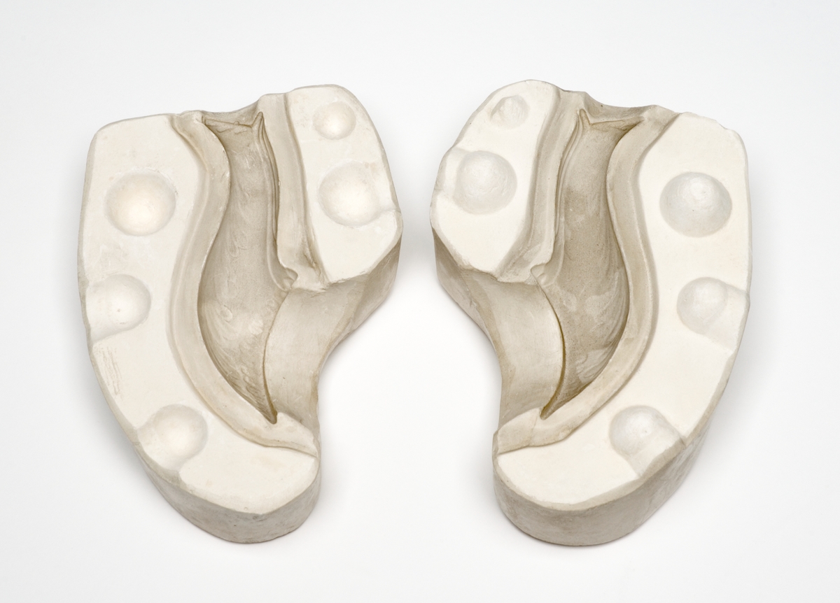 Kanna, ur en serie prov visande tillverkning av en kaffekanna av flintgods. Från gjutning i gipsform till färdig vara, med dekor tryckt under glasyren. 
f) Lösa delar förknippade med tillverkning av kannan:
    -gipsform i fyra halvor för kannan. Höjd: 265 mm, diameter: 200 mm, vikt: 7,8 kg. 
    -gipsform i två halvor för lock. Höjd: 90 mm, diameter: 160 mm, vikt: 1,8 kg. 
    -gipsform i två halvor för henkel. Höjd: 80 mm, diameter: 115 mm, vikt: 0,9 kg. 
    -gipsform i två halvor för pipen. Längd: 200 mm, bredd: 110 mm, höjd: 120 mm, vikt: 2,3 kg. 
    -gipsform i två halvor för bottenplatta. Höjd: 100 mm, diameter: 170 mm, vikt: 1,9 kg., 
    -form i två halvor för locket. Höjd: 90 mm, diameter: 145 mm, vikt: 1,8 kg.