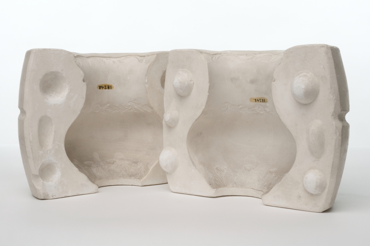 Kanna, ur en serie prov visande tillverkning av en kaffekanna av flintgods. Från gjutning i gipsform till färdig vara, med dekor tryckt under glasyren. 
f) Lösa delar förknippade med tillverkning av kannan:
    -gipsform i fyra halvor för kannan. Höjd: 265 mm, diameter: 200 mm, vikt: 7,8 kg. 
    -gipsform i två halvor för lock. Höjd: 90 mm, diameter: 160 mm, vikt: 1,8 kg. 
    -gipsform i två halvor för henkel. Höjd: 80 mm, diameter: 115 mm, vikt: 0,9 kg. 
    -gipsform i två halvor för pipen. Längd: 200 mm, bredd: 110 mm, höjd: 120 mm, vikt: 2,3 kg. 
    -gipsform i två halvor för bottenplatta. Höjd: 100 mm, diameter: 170 mm, vikt: 1,9 kg., 
    -form i två halvor för locket. Höjd: 90 mm, diameter: 145 mm, vikt: 1,8 kg.