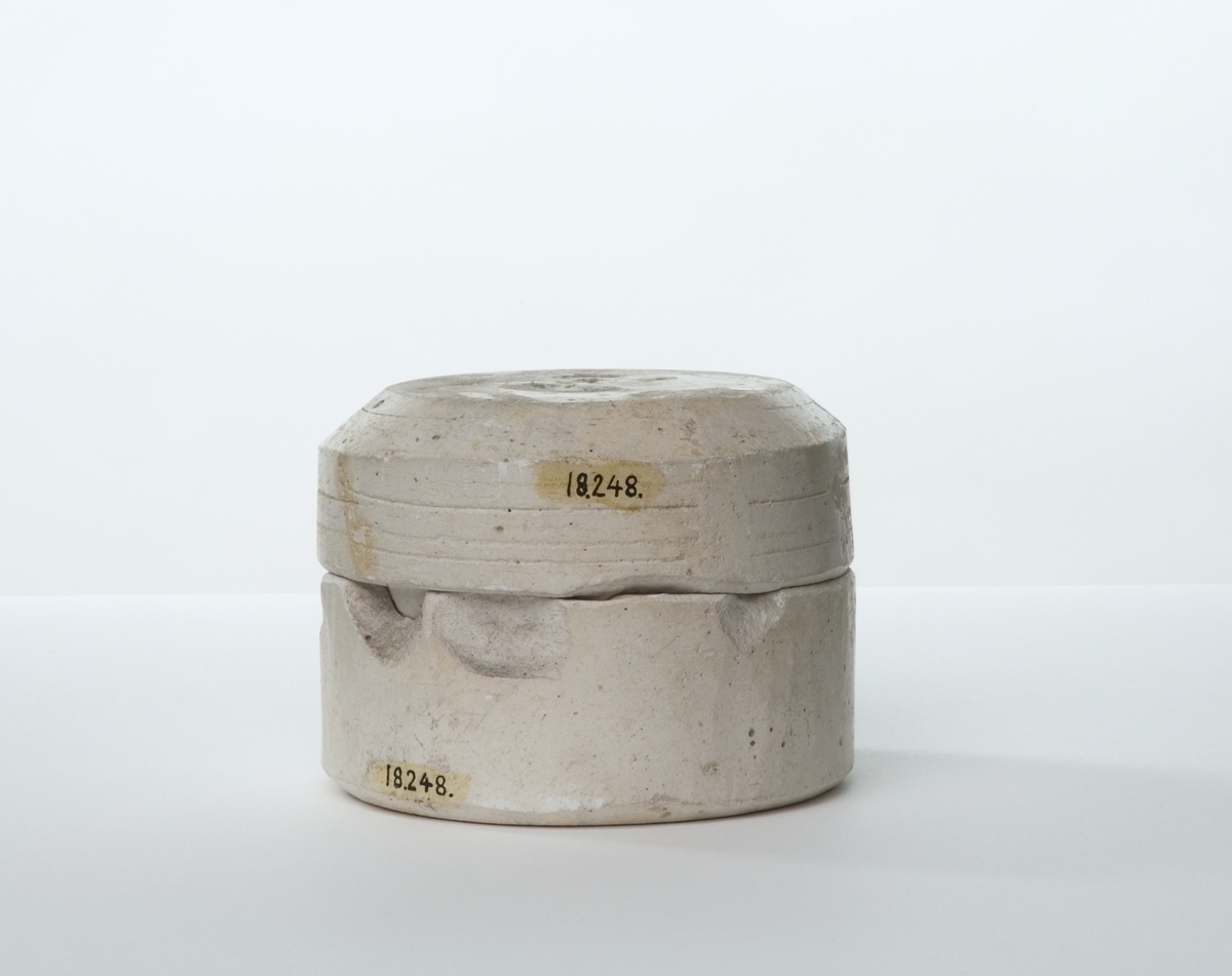 Kanna, ur en serie prov visande tillverkning av en kaffekanna av flintgods. Från gjutning i gipsform till färdig vara, med dekor tryckt under glasyren. 
f) Lösa delar förknippade med tillverkning av kannan:
    -gipsform i fyra halvor för kannan. Höjd: 265 mm, diameter: 200 mm, vikt: 7,8 kg. 
    -gipsform i två halvor för lock. Höjd: 90 mm, diameter: 160 mm, vikt: 1,8 kg. 
    -gipsform i två halvor för henkel. Höjd: 80 mm, diameter: 115 mm, vikt: 0,9 kg. 
    -gipsform i två halvor för pipen. Längd: 200 mm, bredd: 110 mm, höjd: 120 mm, vikt: 2,3 kg. 
    -gipsform i två halvor för bottenplatta. Höjd: 100 mm, diameter: 170 mm, vikt: 1,9 kg., 
    -form i två halvor för locket. Höjd: 90 mm, diameter: 145 mm, vikt: 1,8 kg.