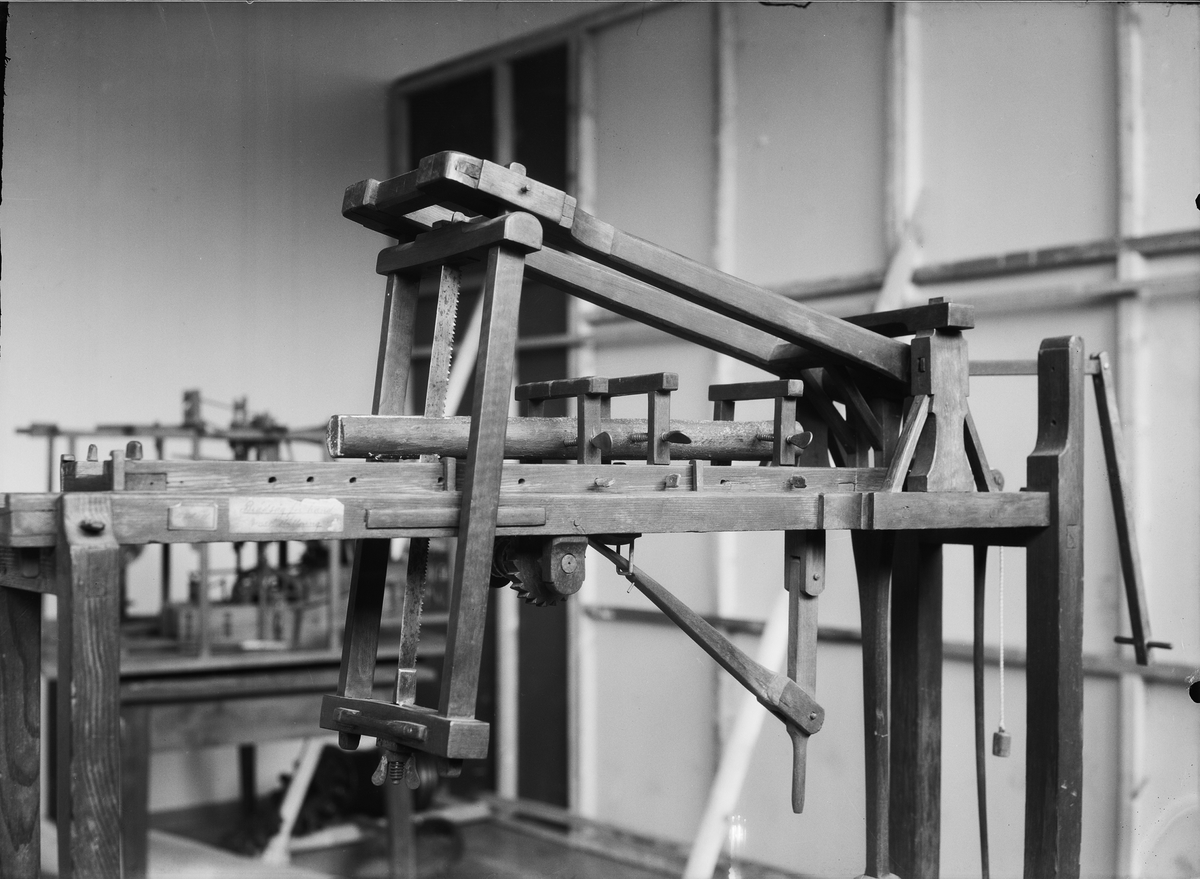 Modell av handdriven brädsåg. Text på föremålet: "Brädsåg för hand med ställning. B-d-11 N:o 175".