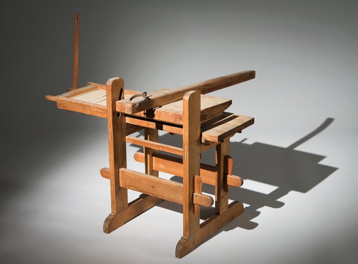 Modell av press för linjering av papper. Text på föremålet: "N:o 180. F-a-g-2 XIII. 25" (texten delvis försvunnen).