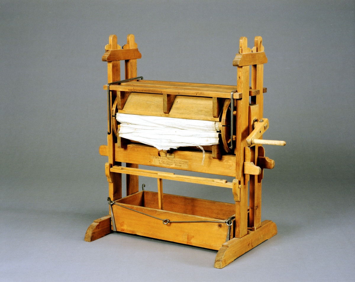 Modell av mangel. Text på föremålet: "N:o 207. Modell på Mangel med 5 mangelståckar. Inventerad af Framledne Herr Directeuren Norberg. C-e-13 XVII.E.11. N:o 9".