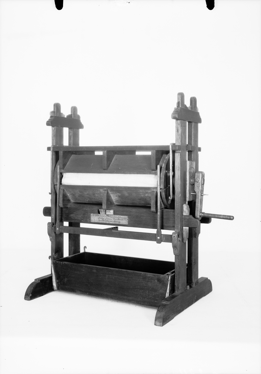 Modell av mangel. Text på föremålet: "N:o 207. Modell på Mangel med 5 mangelståckar. Inventerad af Framledne Herr Directeuren Norberg. C-e-13 XVII.E.11. N:o 9".
