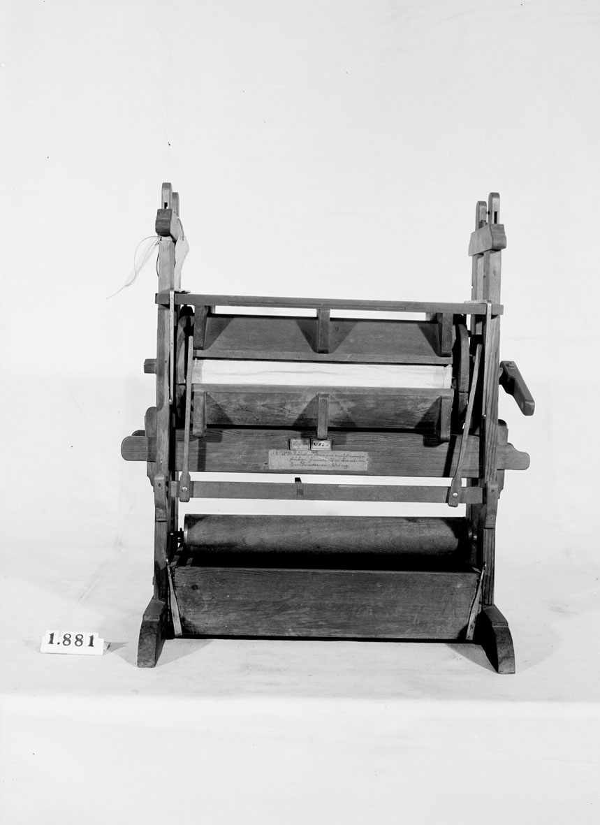 Modell av mangel. Text på föremålet: "N:o 207. Modell på Mangel med 5 mangelståckar. Inventerad af Framledne Herr Directeuren Norberg. C-e-13 XVII.E.11. N:o 9".