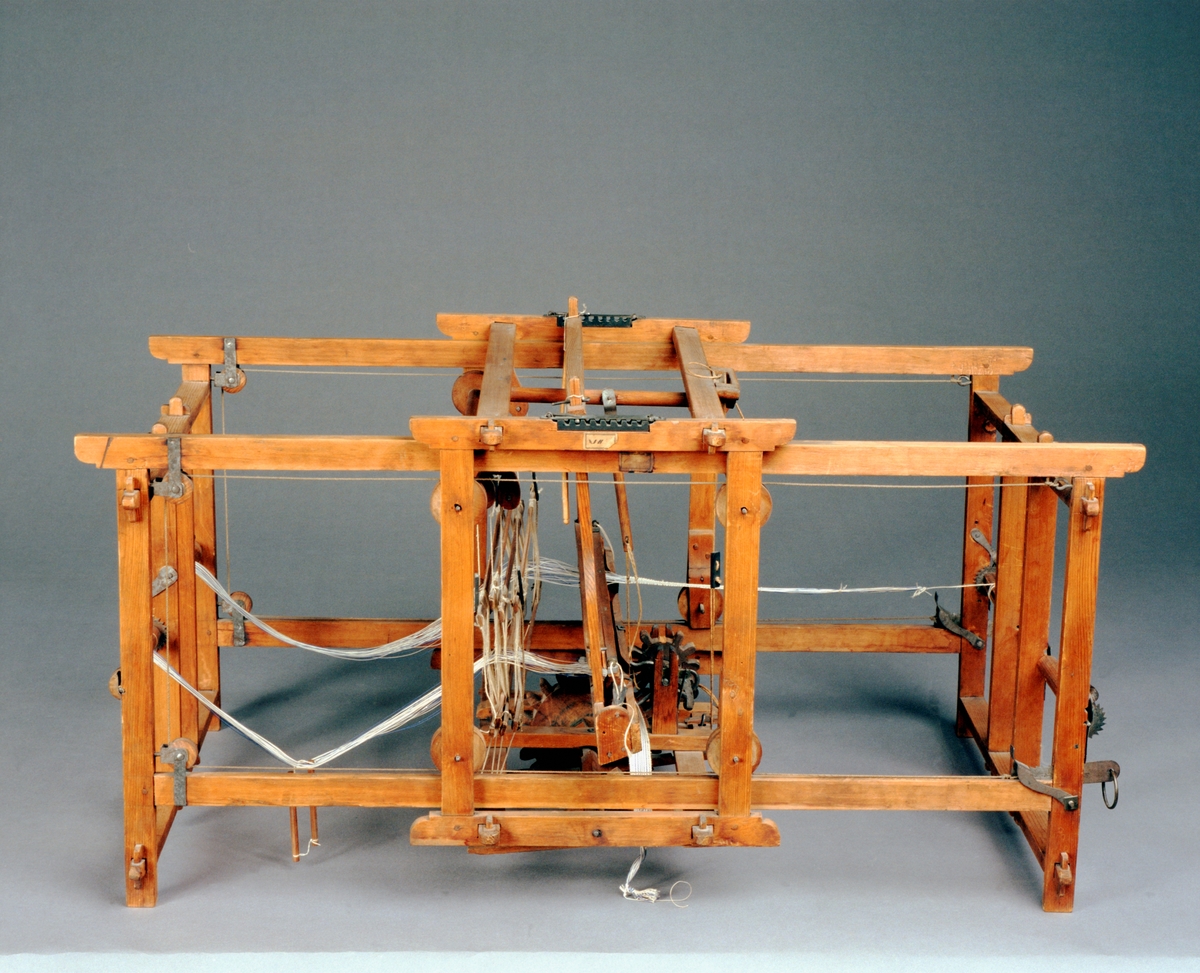 Modell av dubbelvävstol. Text på föremålet: "C-d-13 XVII.2.? N:o 68".