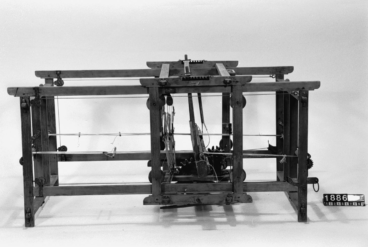 Modell av dubbelvävstol. Text på föremålet: "C-d-13 XVII.2.? N:o 68".