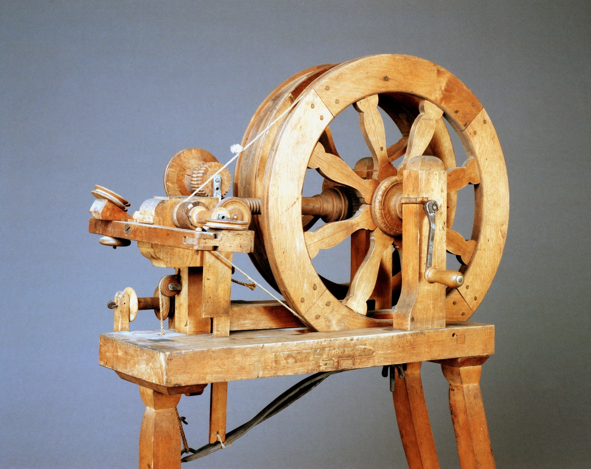 Kantiljrock. Text på föremålet: "C-c-16 ?VII.C.17." I Jonas Norbergs förteckning från 1779 beskrivs modellen på följande sätt: "Ny Invention av Cantille råck, gjord i stort, hvarpå några hundrade alnar i en längd spinnas af sig sjelf, då man drager omkring en liten vef."