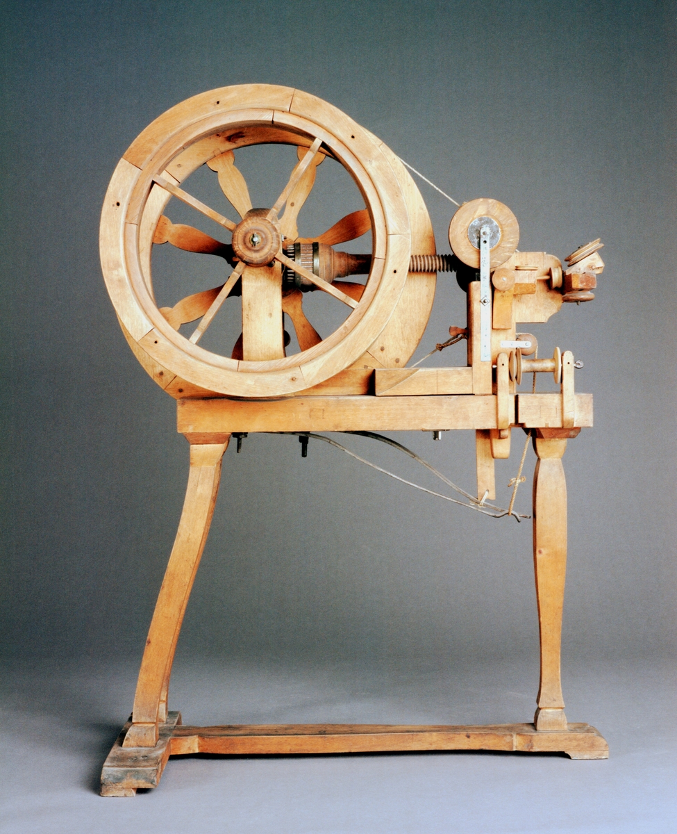 Kantiljrock. Text på föremålet: "C-c-16 ?VII.C.17." I Jonas Norbergs förteckning från 1779 beskrivs modellen på följande sätt: "Ny Invention av Cantille råck, gjord i stort, hvarpå några hundrade alnar i en längd spinnas af sig sjelf, då man drager omkring en liten vef."