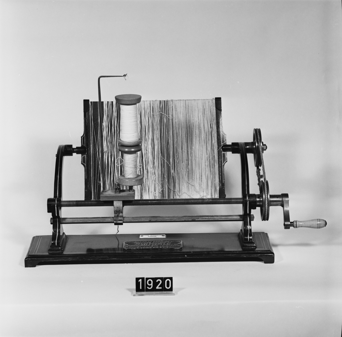 Spolmaskin. Text på föremålet: "Louis Schopper, Leipzig. Importerad af Aktiebolaget G. Hartmanns Maskinaffär, Stockholm".