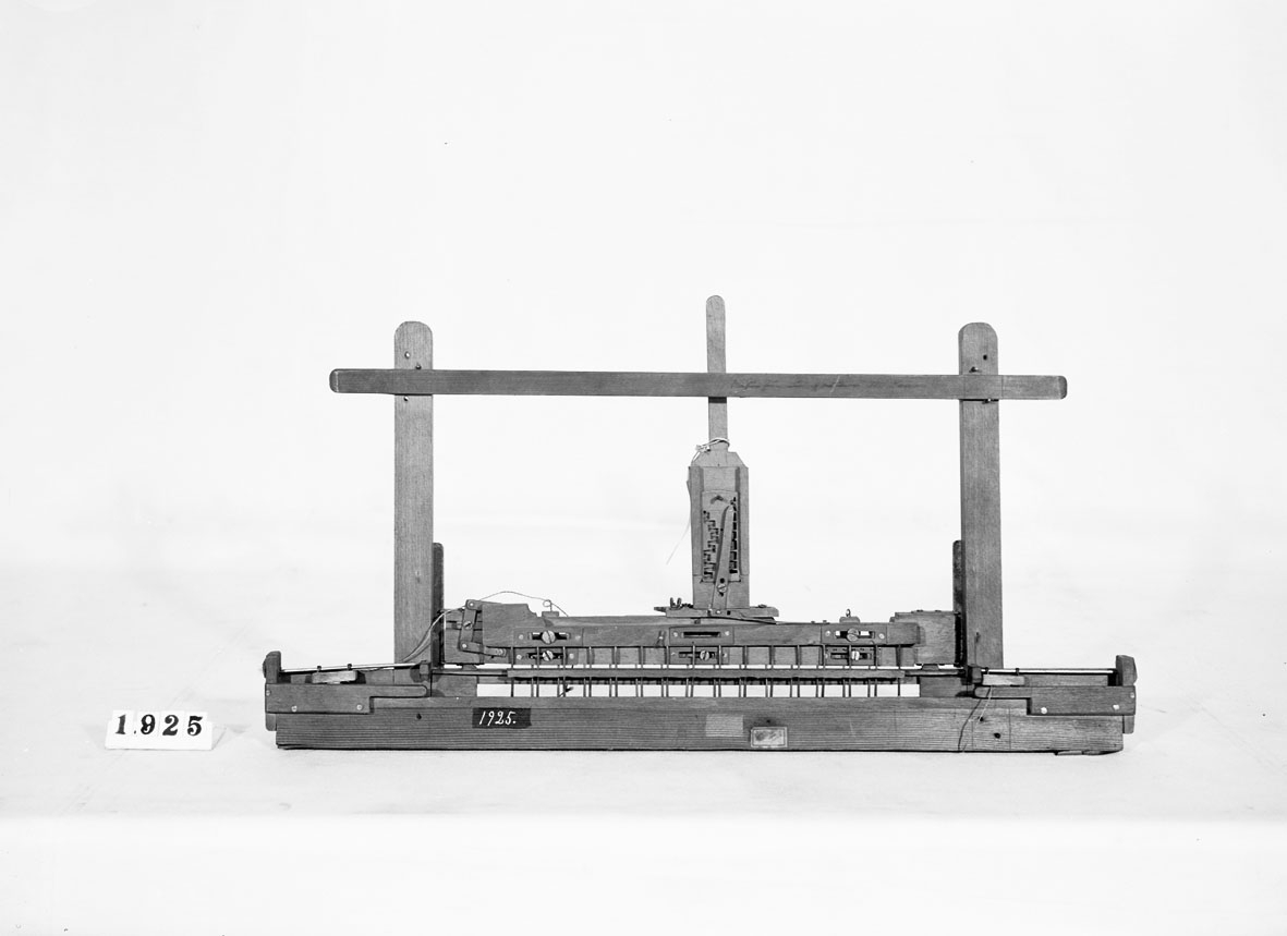 Modell av slagbom med särskild anordning för brocherade vävnader.