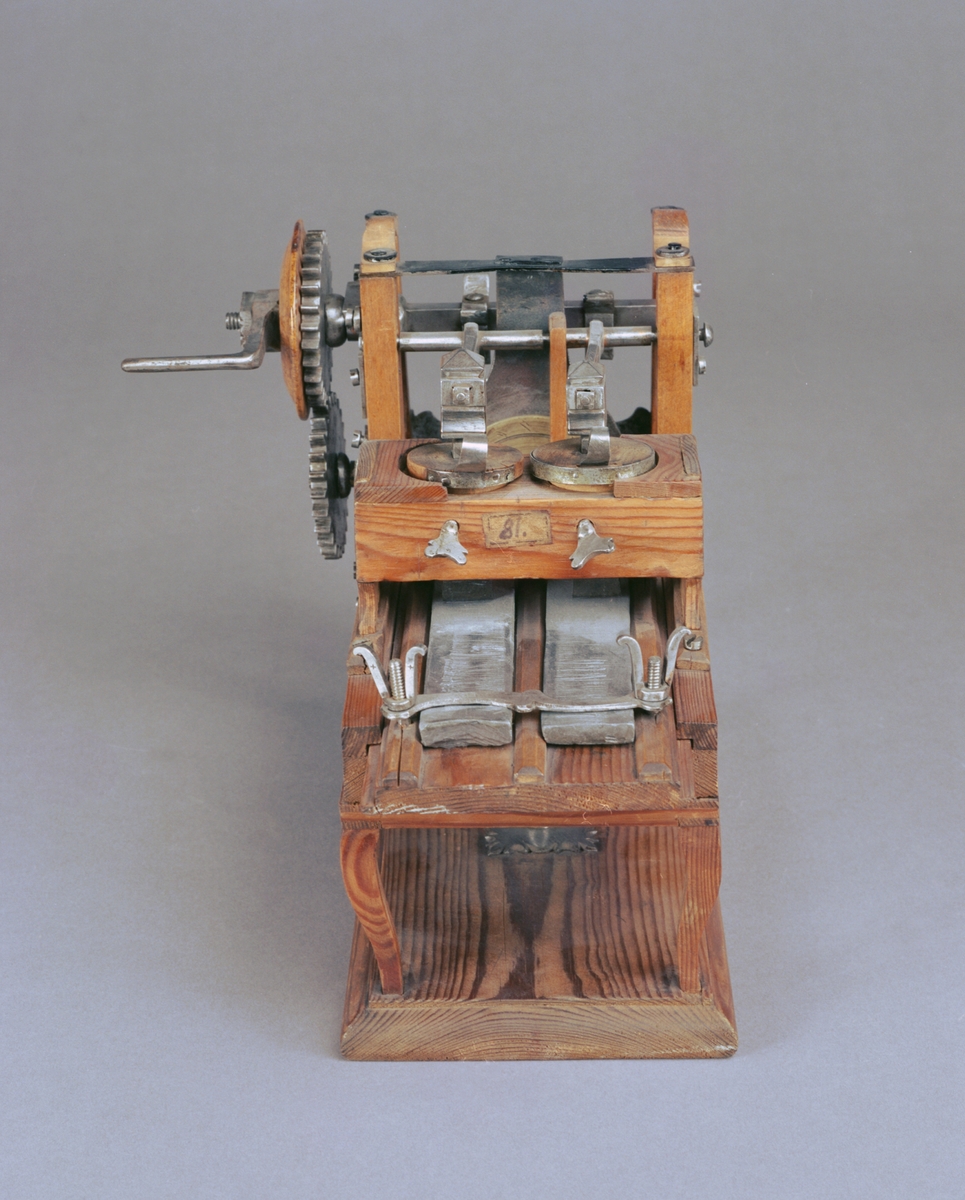 Model av filhuggningsmaskin. Text på föremålet: "A-x-3 81."