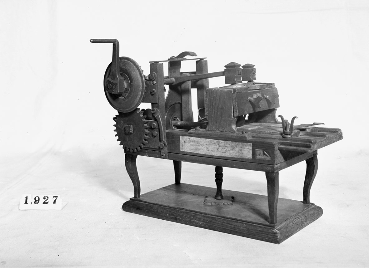 Model av filhuggningsmaskin. Text på föremålet: "A-x-3 81."