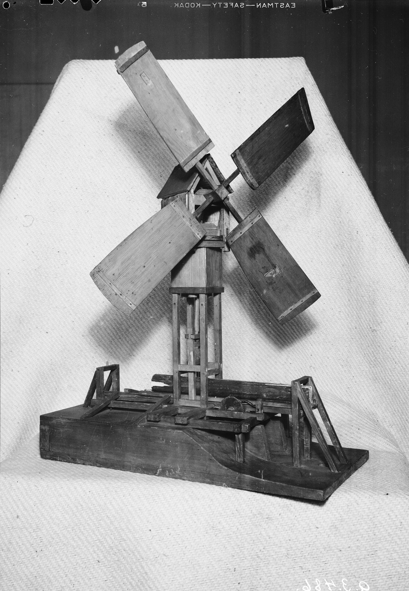 Modell av sågkvarn med vindhjul. Text på föremålet: "Sågqvarn af Polhem. No. 10 F ? B-d-(8) 34".