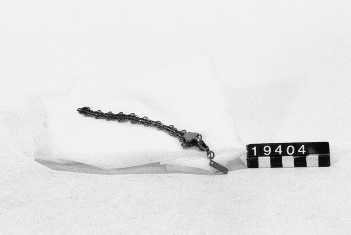 Unikt exemplar av blixtlås, "fastening for shoes". Märkt: Pat. Aug. 19.93 Mar.31. 96".