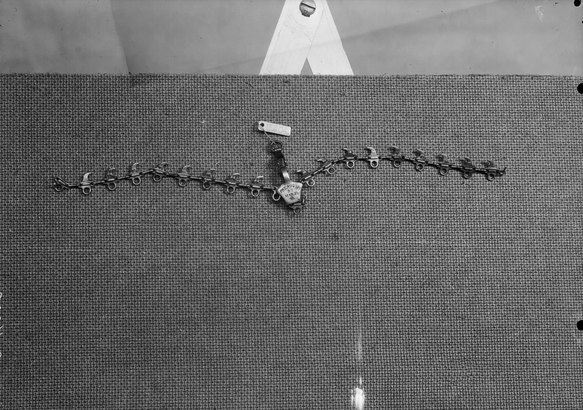Unikt exemplar av blixtlås, "fastening for shoes". Märkt: Pat. Aug. 19.93 Mar.31. 96".
