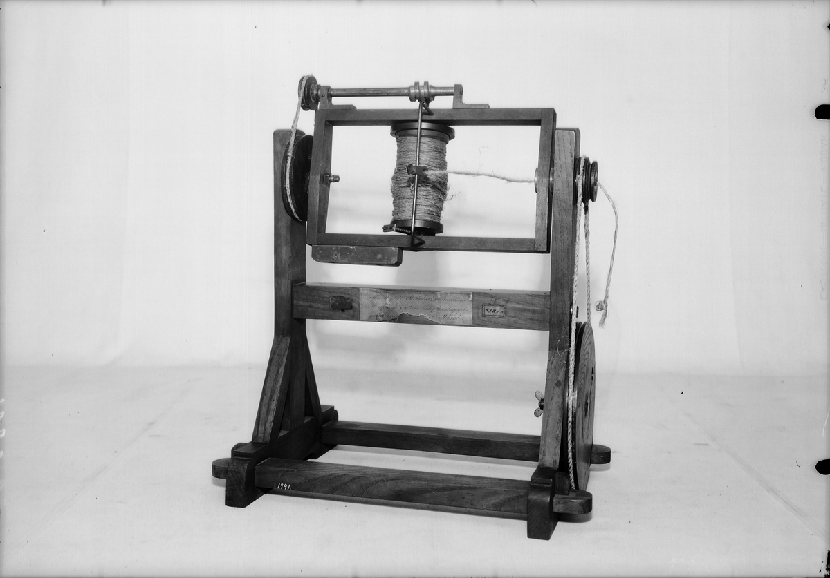 Modell av maskin för spinning av segelgarn, av Boichez. Text på föremålet: "Modell till Boichez's Machin att spinna Sejlare= och Repslagare= garn upp ..... R. Starck. C-c-6 XVII.C.12".