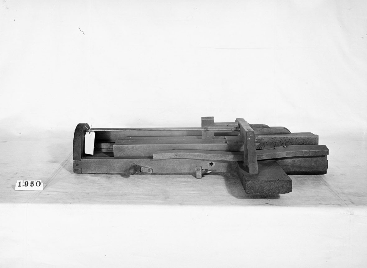Kannellerad skiva med vals för bråkning av lin under vattenpågjutning. Text på föremålet: "XVII.D.6. C-a-2".